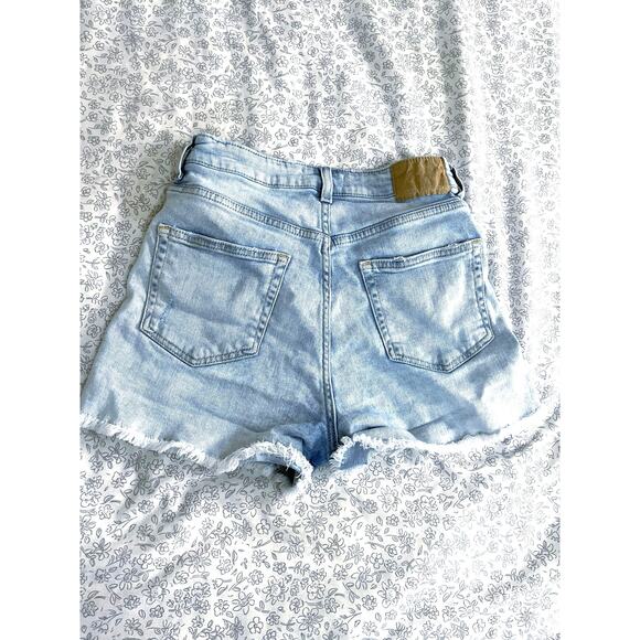 H&M Distressed Denim Cutoff Shorts Size 4 Light Wash - Picture 2 of 6